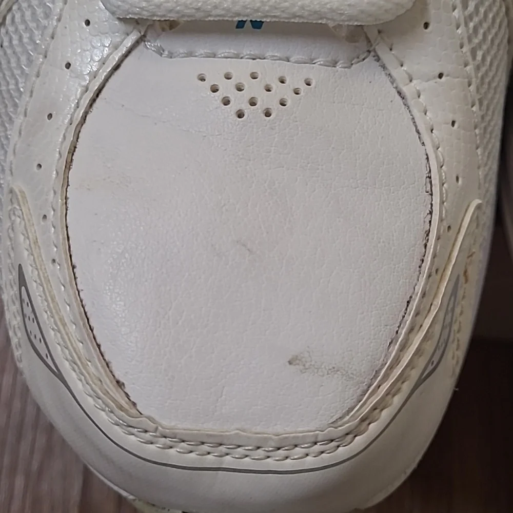 New Balance White and Sky Blue Athletic Shoes for women zise 10 used good condit